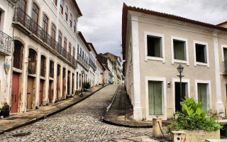 Cobblestone street buildings lamp post - a few building free wallpaper