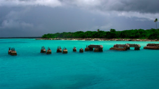 Boats ocean forest hills cloudy - a group of boats free wallpaper