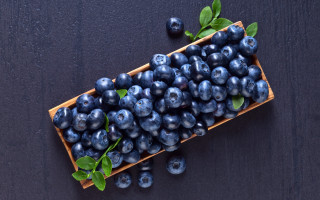 Blueberry wooden box green leaves - blueberry free wallpaper