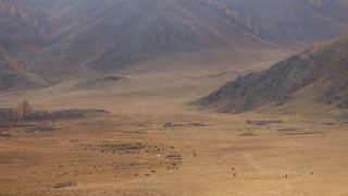 Open field mountain people landart - a few person free wallpaper