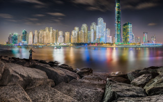 Man rock water city night - cui bai free wallpaper