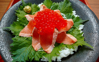 Salmon greens plate table spoon - a plate of food free wallpaper