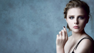Woman ring cigarette serious aesthetic - eye free wallpaper
