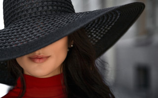 Woman blackhat redshirt araceligilbert fashionphotography - a red shirt free wallpaper