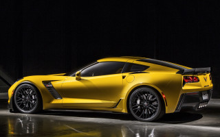 Yellow sports car dark room 32 - the floor behind free wallpaper