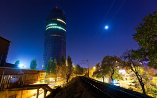 Tall building bright light night - a tall building free wallpaper