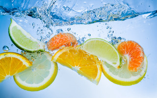 Oranges limes floating water bubbles - the surface of the water free wallpaper