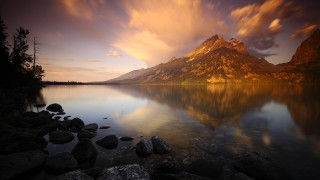 Mountain reflection sunset cloudy shore - a cloudy sky above free wallpaper