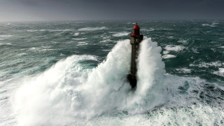 Lighthouse wave ocean planet water - in the ocean free wallpaper