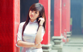 Woman red pillar serious look - pillar free wallpaper