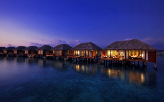 Huts water pier night lights - a pier free wallpaper