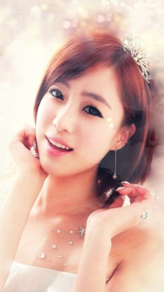 Woman white dress tiara diamond - sunny free wallpaper