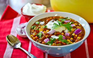 Bowl chili sour cream cilantro - a spoon free wallpaper