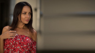 Red dress portrait blurry lens - her shoulder free wallpaper