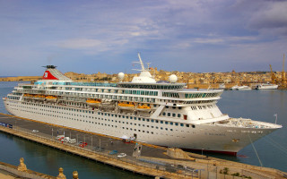 Cruise ship harbor dock city - a harbor free wallpaper