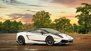 White sports car parking lot 32 - rim free wallpaper
