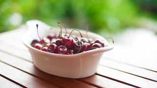 Bowl cherries wooden table sunlight - betty merken free wallpaper