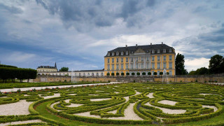 Large building garden castle cityscape - viennese actionism free wallpaper