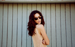 Woman sunglasses building suitcase hand - sunglass free wallpaper
