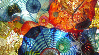 Glass sculpture colorful circular design - rich vivid color free wallpaper