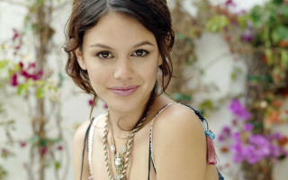 Woman necklace flower background bokeh - a necklace and a necklace free wallpaper