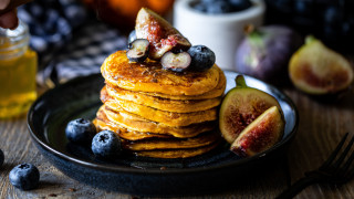 Pancakes blueberries figs honey plate - a stack of pancakes free wallpaper