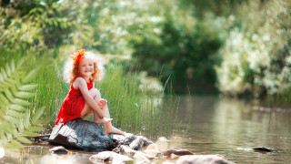 Little girl red dress sitting - a little girl free wallpaper