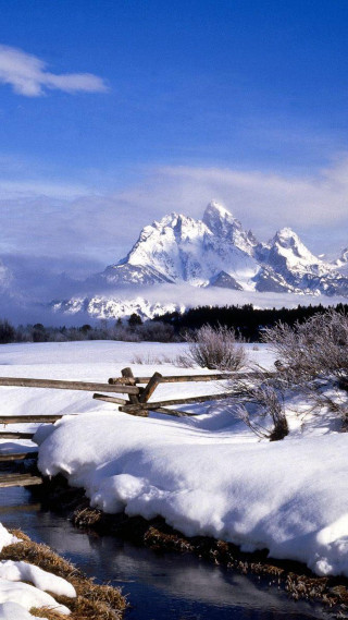 Snow covered mountain range creek - free winter wallpaper