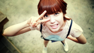 Woman peace sign standing sunny - her finger free wallpaper