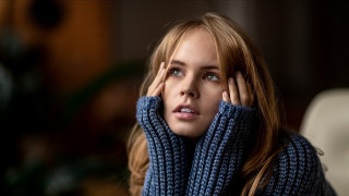 Woman hands head looking side - portrait photography free wallpaper