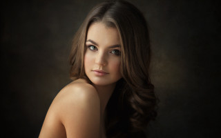 Woman longhair portrait blackbackground realistic - free portrait wallpaper
