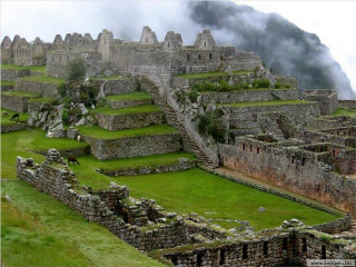 Stone bridge castle mountain cloudy - a grassy field below free wallpaper