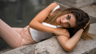 Elina karimova portrait blurry background - a white top free wallpaper