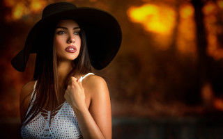 Woman hat white shirt autumn - her chest free wallpaper