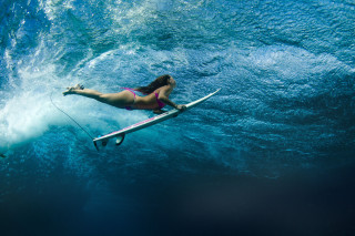 Surfing woman ocean bikini starry - in the ocean free wallpaper