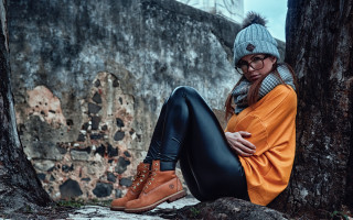 Woman sitting tree winter fashion - a hat and scarf free wallpaper