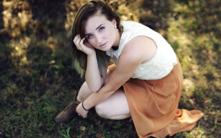 Woman kneeling grass tree portrait - caroline chariotdayez free wallpaper