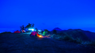 Campfire night tent aurora mountains - a campfire free wallpaper