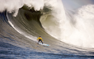 Surfing man huge wave precisionism - top of a surfboard in the ocean free wallpaper