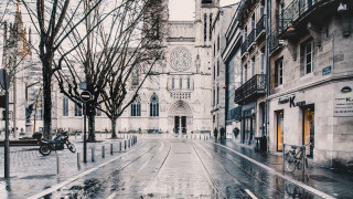 Wet street church bike roman - free architecture wallpaper