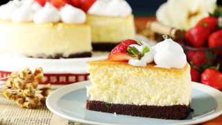Cheesecake strawberries plate basket food - a plate next free wallpaper