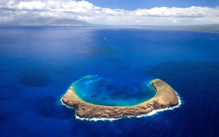 Small island ocean blue sky 2 - a small island in the middle of the ocean free wallpaper