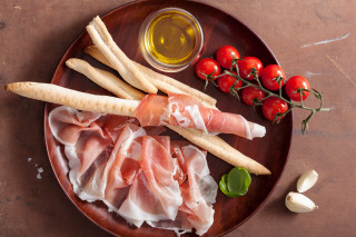 Plate meats vegetables oliveoil strawberry - alesso baldovinetti free wallpaper