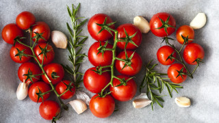 Tomatoes garlic knife fork minimalist - a knife free wallpaper