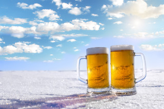 Beer mugs snow blue sky - the background and a sun free wallpaper