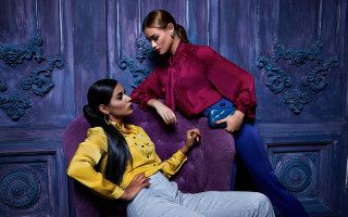 Two women purple chair blue - cubist free wallpaper