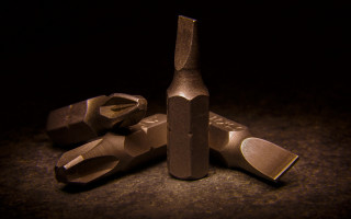 Beer tools table dark puzzle - a table in the dark free wallpaper
