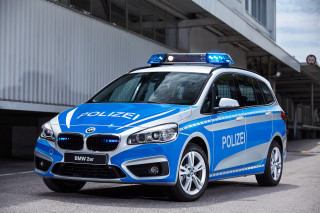 Police car building sky white - a police car free wallpaper
