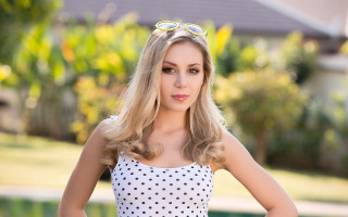 Woman polka dot dress sunglasses - naive free wallpaper