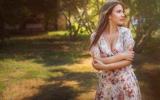 Woman field crossed arms portrait - romanticism free wallpaper